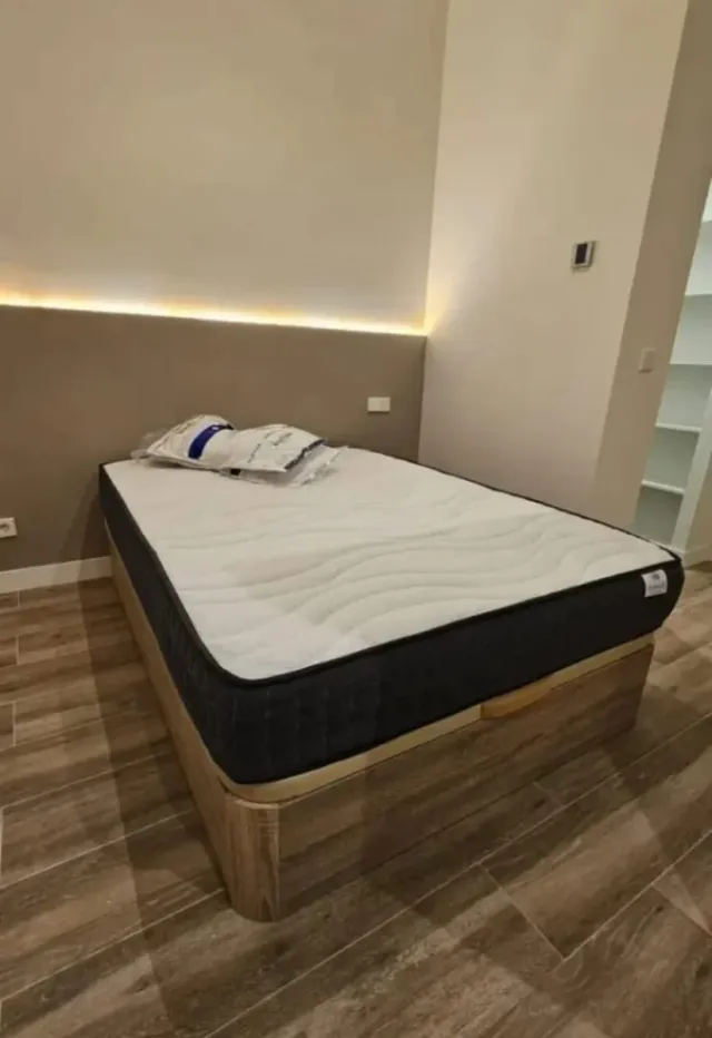 Canapé de madera y tela