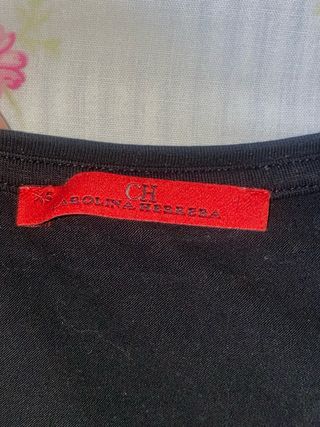 Camiseta Carolina Herrera Negra Logo Dorado