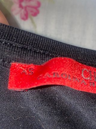 Camiseta Carolina Herrera Negra Logo Dorado