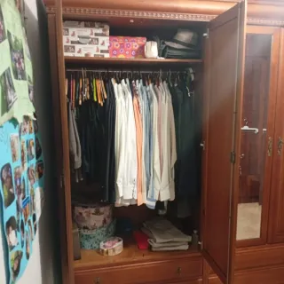Ropero de madera con espejos