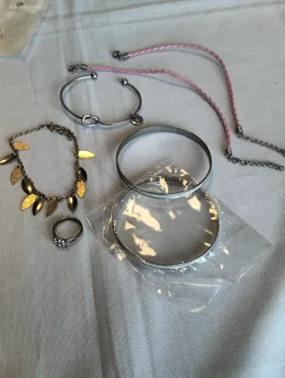 (LB2) Lote bisutería: pulseras y anillo