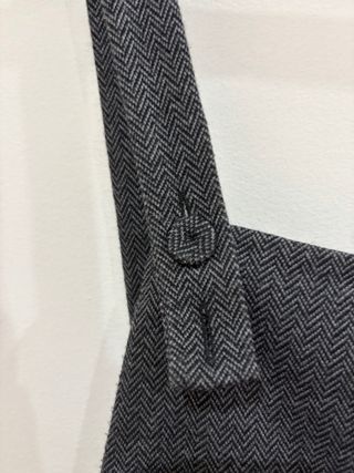 Mono gris de espiga con botones