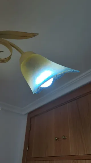 Lámpara de forja beige y dorada