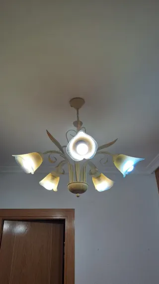 Lámpara de forja beige y dorada