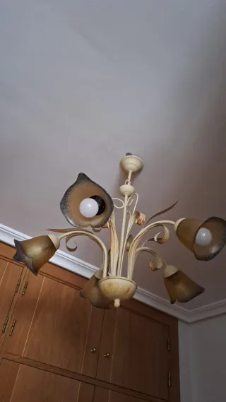 Lámpara de forja beige y dorada