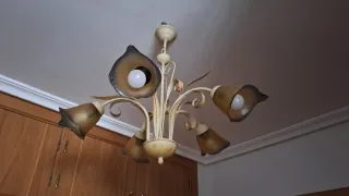 Lámpara de forja beige y dorada