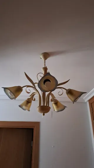 Lámpara de forja beige y dorada