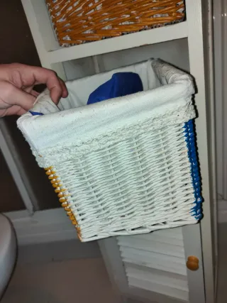 Estantería de madera y mimbre