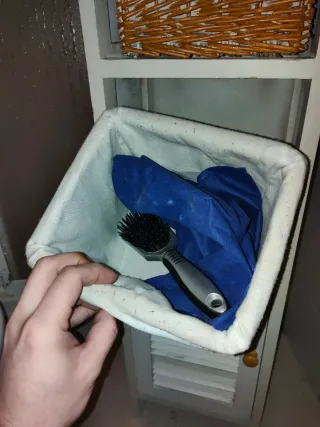 Estantería de madera y mimbre