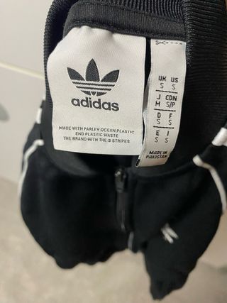 Chaqueta Adidas Negra con Rayas Blancas