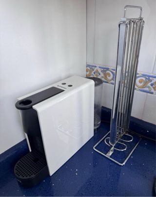 Cafetera Nespresso + Portacápsulas
