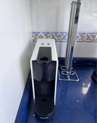 Cafetera Nespresso + Portacápsulas