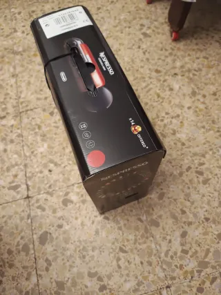 Cafetera Nespresso Essenza Mini Roja