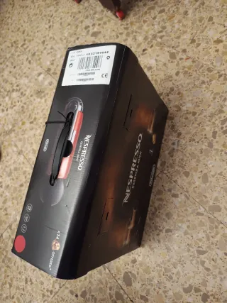 Cafetera Nespresso Essenza Mini Roja
