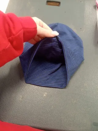 Gorro de rayas azul y negro