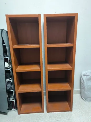 Estanterías de madera marrones