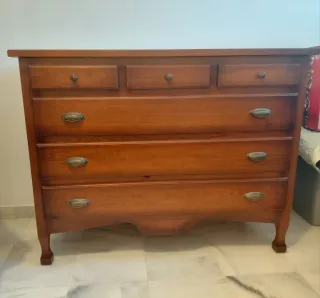 Cómoda de madera marrón
