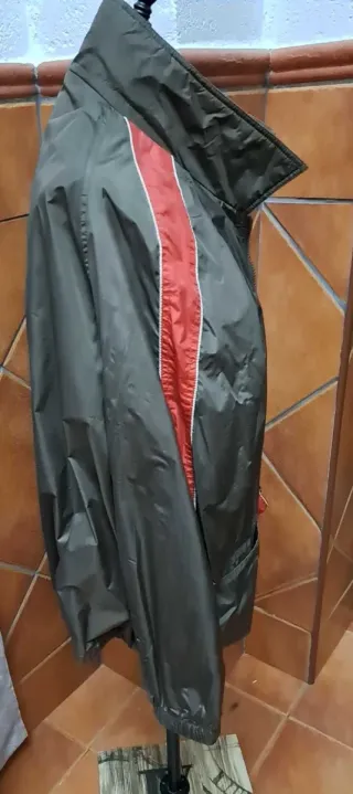 Parka verde y roja