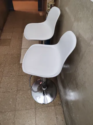 Taburetes Altos Plateados y Blancos