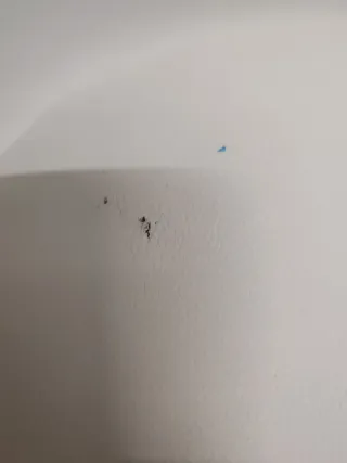 Taburetes Altos Plateados y Blancos