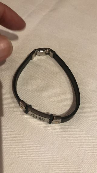 Bracciale in caucciù e metallo con incisione
