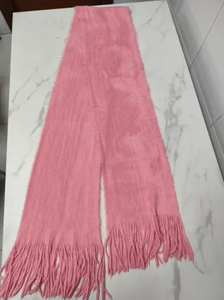 Bufanda rosa peluda con flecos