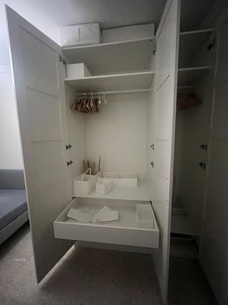 Armario blanco con cajas de almacenamiento