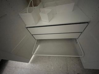 Armario blanco con cajas de almacenamiento