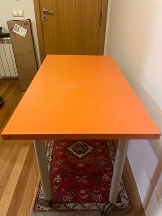 Mesa de escritorio con ruedas naranja