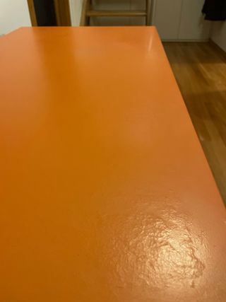 Mesa de escritorio con ruedas naranja