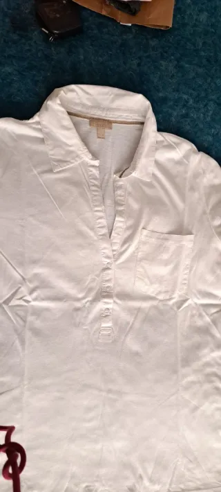 Camiseta blanca cuello polo manga francesa