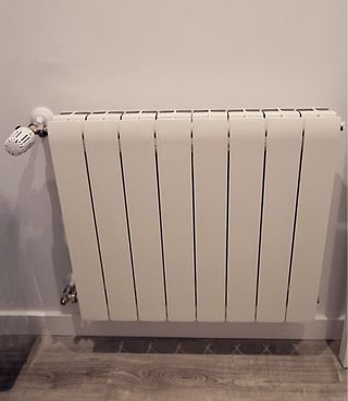 Calefactor blanco de metal