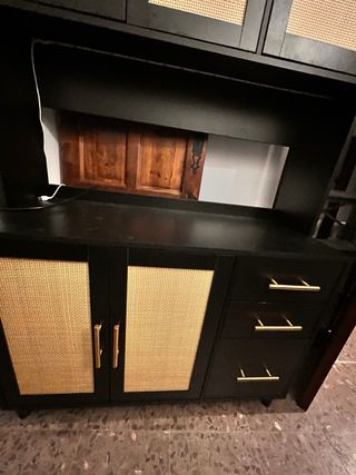 Mueble de cocina negro con detalles dorados