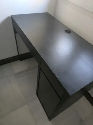 Escritorio Micke marrón