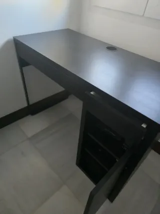 Escritorio Micke marrón