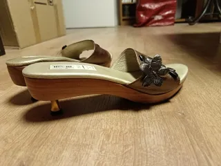 Sandalias de madera doradas y marrones