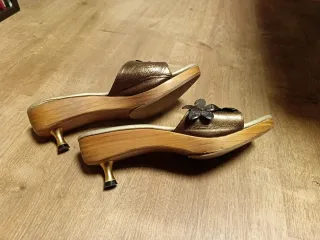 Sandalias de madera doradas y marrones