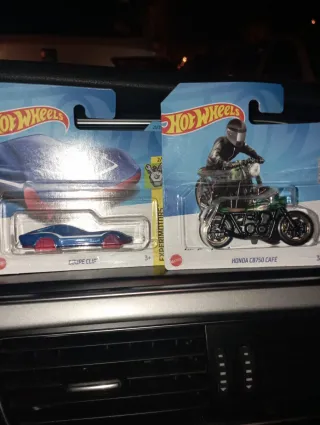 Hot Wheels Coupe Clip y Honda CB750 Cafe