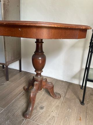 Mesa de madera antigua con incrustaciones