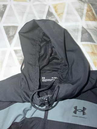 Chaqueta Under Armour Negra y Gris