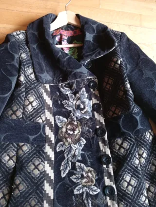 Abrigo negro desigual floral