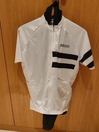 Conjunto maillot y culote ciclismo