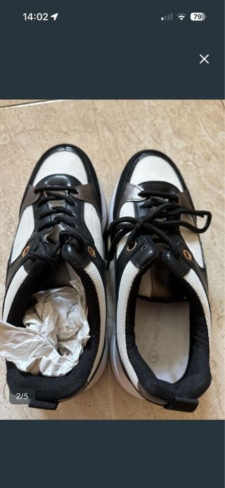 Zapatillas deportivas negras y blancas nuevas