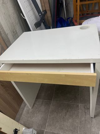 Escritorio blanco con cajón