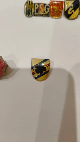 Lote de  14 pines de fútbol.