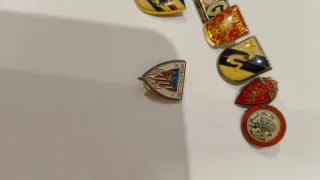 Lote de  14 pines de fútbol.