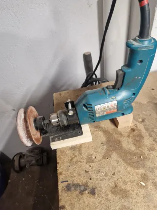 Taladradora Makita con muela de cuero