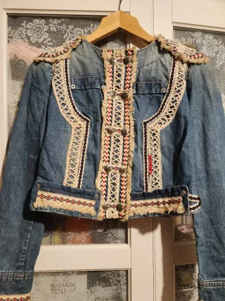 Cazadora vaquera con adornos étnicos