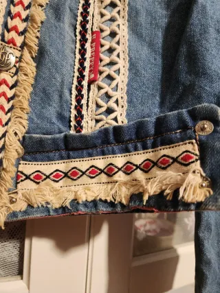 Cazadora vaquera con adornos étnicos