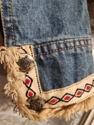 Cazadora vaquera con adornos étnicos